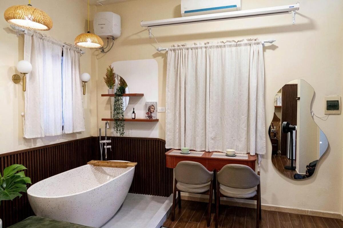 Ladi Opera Old Quarter Bathtub Projector