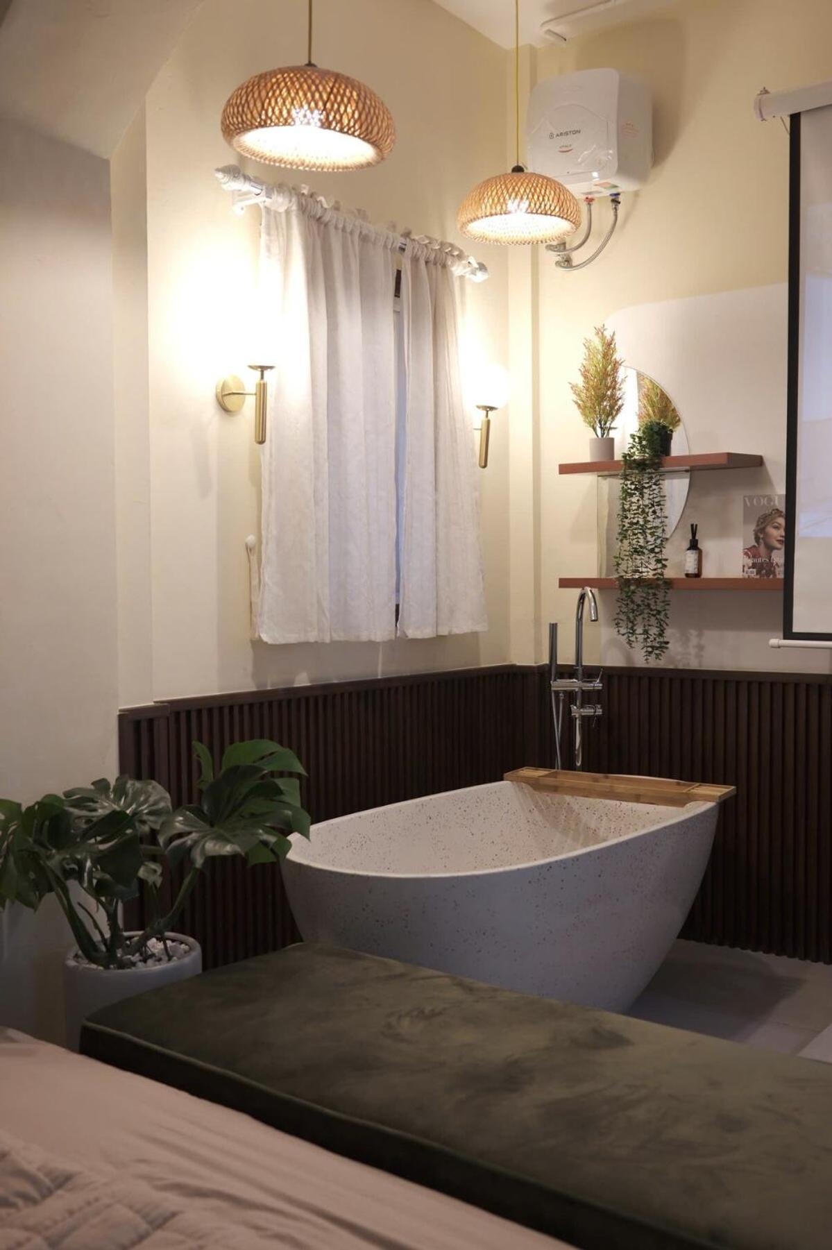 Ladi Opera Old Quarter Bathtub Projector