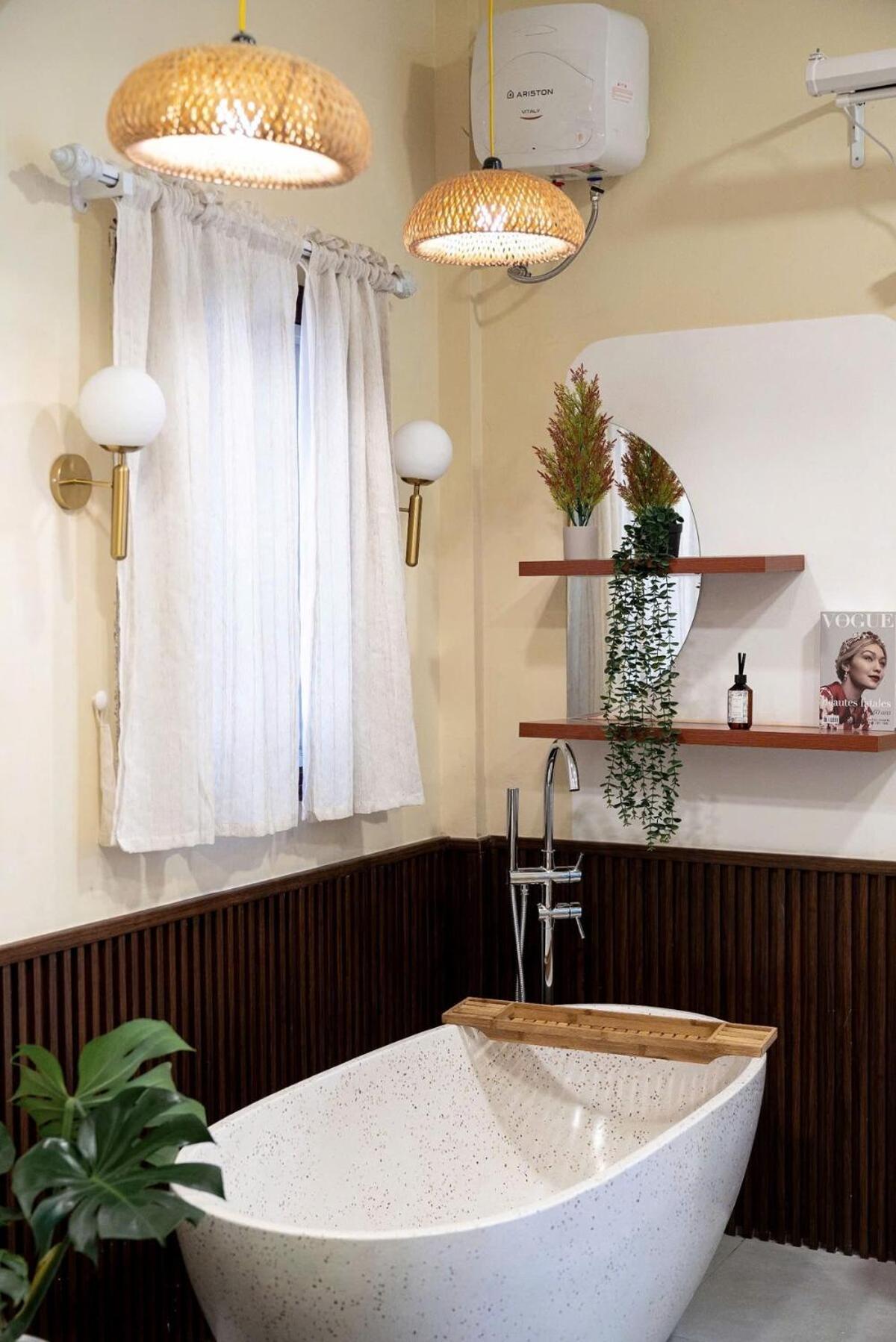 Ladi Opera Old Quarter Bathtub Projector Căn hộ